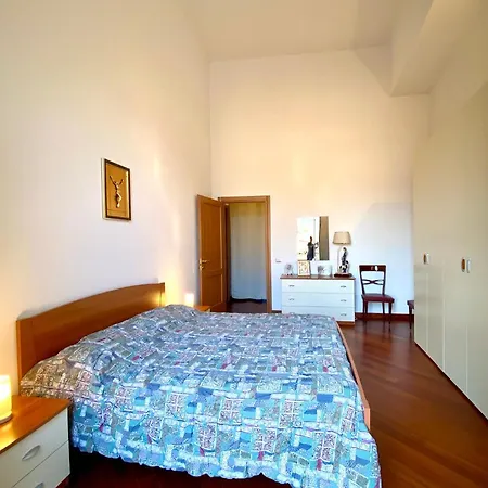 Elegante In Centro Apartment
